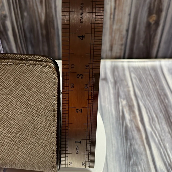 MICHAEL KORS BIFOLD SNAP WALLET/ WRISTLET in GUC - Picture 16 of 16